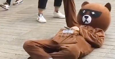 [VIDEO] Santuy! Bagi-Bagi Brosur Cara Beda