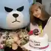 [FOTO] Krunk, Maskot YG Entertainment, memberi surprise di ulang tahun Lisa BLACKPINK