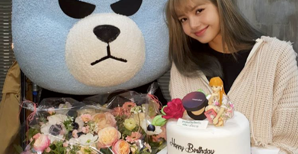 [FOTO] Krunk, Maskot YG Entertainment, memberi surprise di ulang tahun Lisa BLACKPINK
